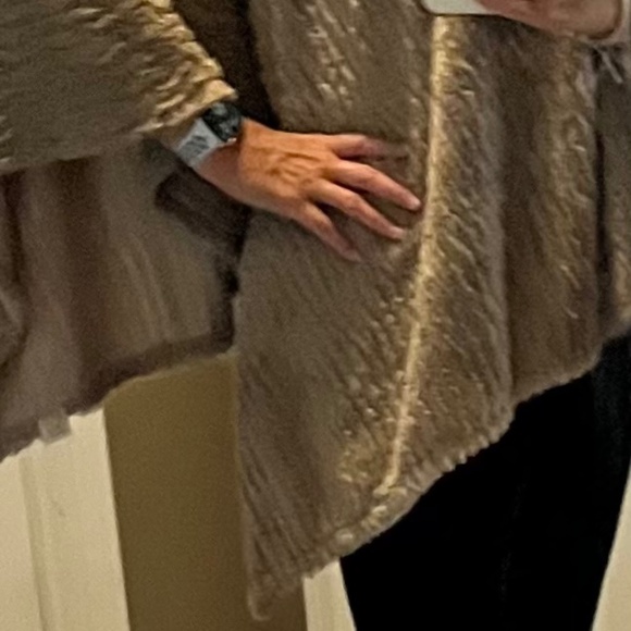 L.I.B.New York taupe faux fur Poncho OS - Picture 4 of 9